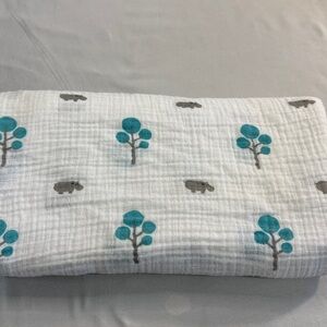 🐥 LuluJo - White Swaddle Blanket with fun tree and hippo design